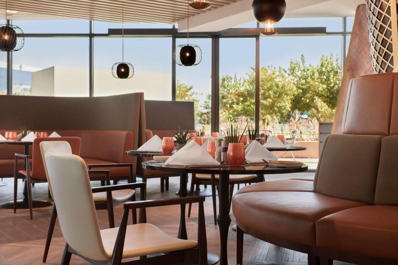 Radisson Blu Hotel Riyadh Convention And Exhibition Center Exterior photo The restaurant