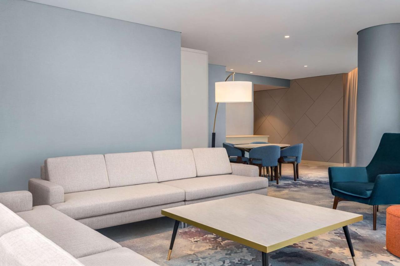 Radisson Blu Hotel Riyadh Convention And Exhibition Center Exterior photo A living room in a suite at the hotel