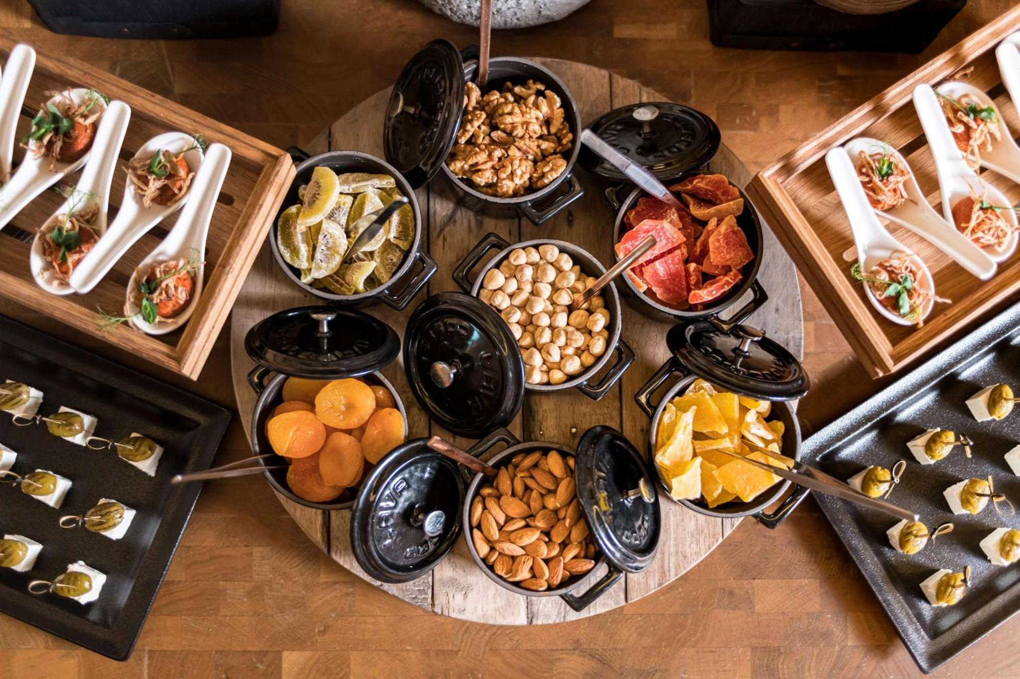 Radisson Blu Hotel Riyadh Convention And Exhibition Center Exterior photo A selection of tapas