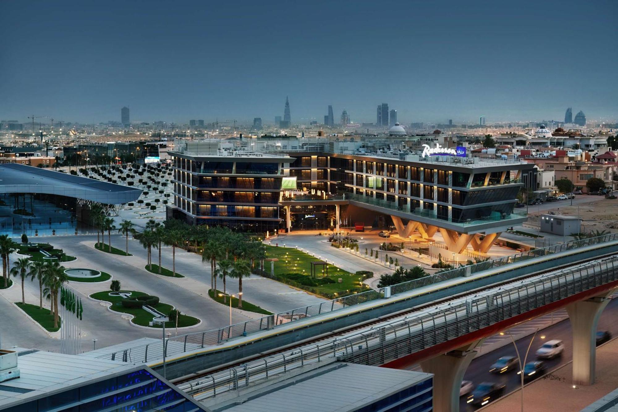Radisson Blu Hotel Riyadh Convention And Exhibition Center Exterior photo The station at night
