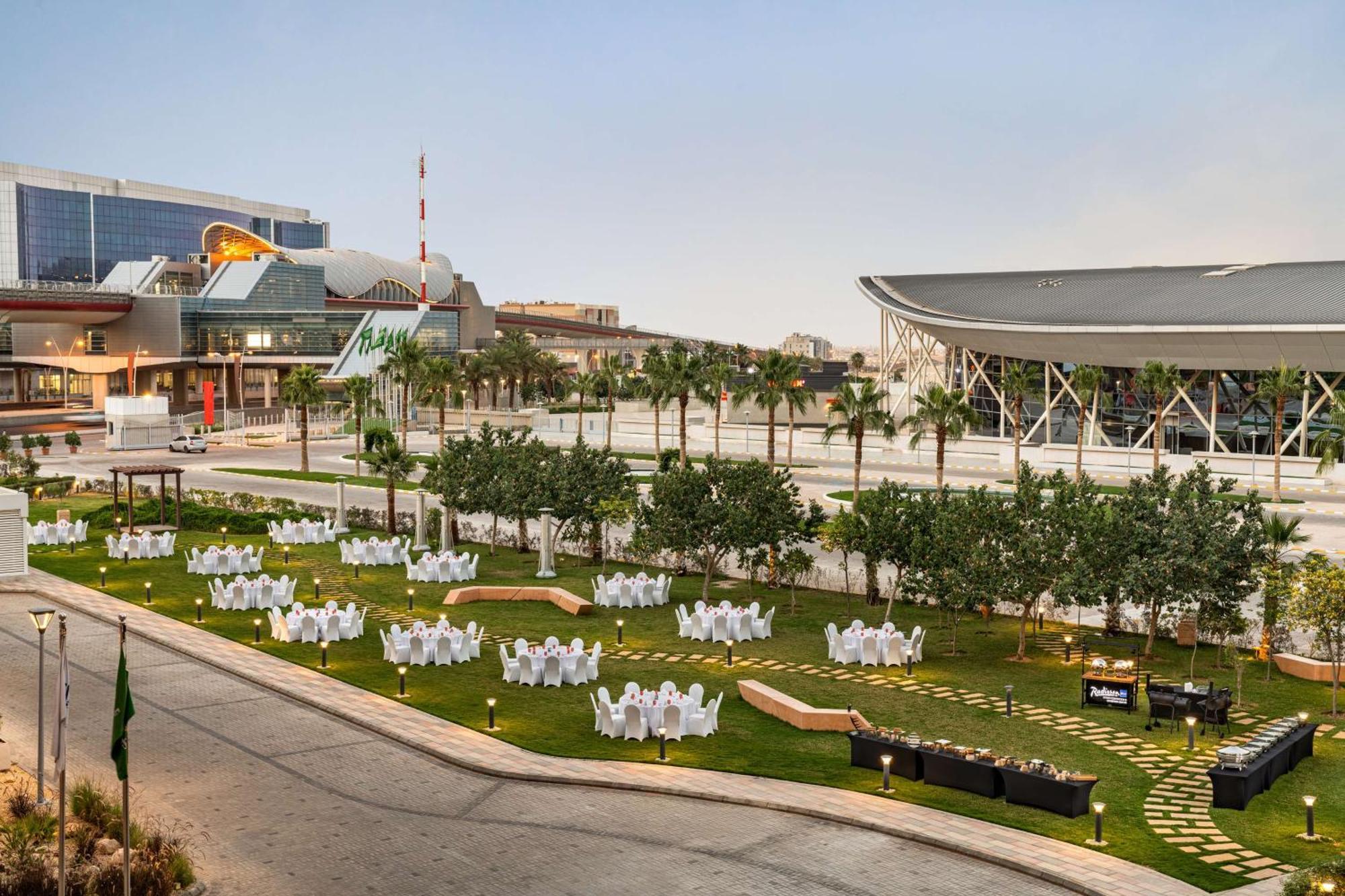 Radisson Blu Hotel Riyadh Convention And Exhibition Center Exterior photo The Green